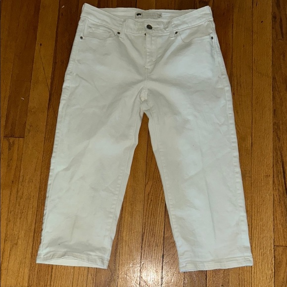 Levi's Pants - 2x15 Levi's White Capri Pants with Frayed Hem
